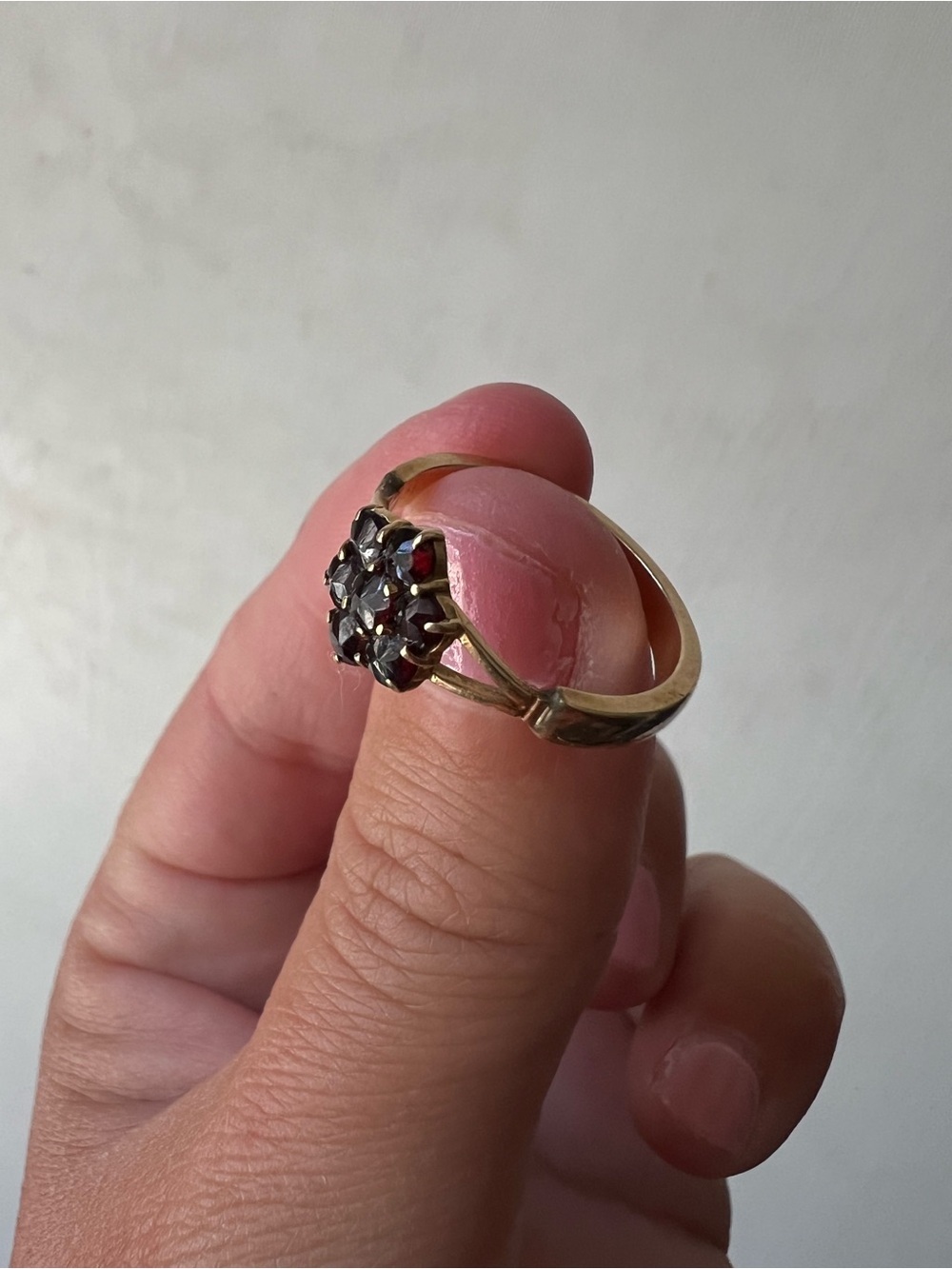 Elegant Gold-Tone Garnet Cluster Ring - Deep Red Gemstone - Picture 5 of 5